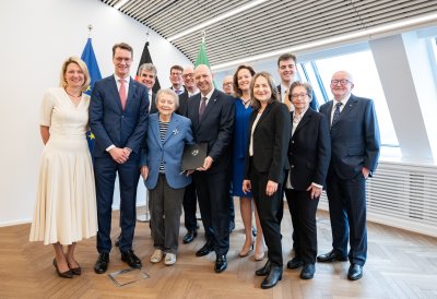 Ministerpräsident Hendrik Wüst verleiht den Verdienstorden des Landes Nordrhein-Westfalen an Dr. Esther Betz