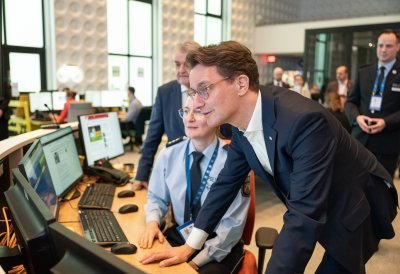 Ministerpräsident Wüst und Innenminister Reul besuchen das International Police Cooperation Center