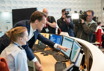 Ministerpräsident Wüst und Innenminister Reul besuchen das International Police Cooperation Center