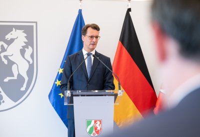 Ministerpräsident Wüst händigt den Bundesverdienstorden an drei Persönlichkeiten aus