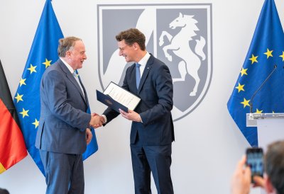 Ministerpräsident Wüst händigt den Bundesverdienstorden an drei Persönlichkeiten aus