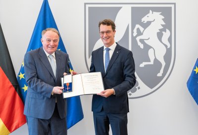 Ministerpräsident Wüst händigt den Bundesverdienstorden an drei Persönlichkeiten aus