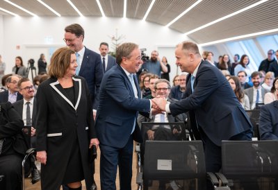 Ministerpräsident Wüst enthüllt Porträt von Ministerpräsident a.D. Armin Laschet
