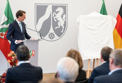 Ministerpräsident Wüst enthüllt Porträt von Ministerpräsident a.D. Armin Laschet
