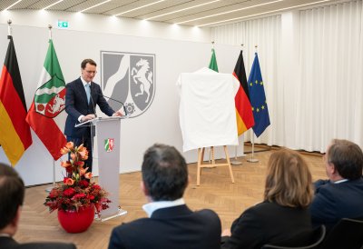 Ministerpräsident Wüst enthüllt Porträt von Ministerpräsident a.D. Armin Laschet