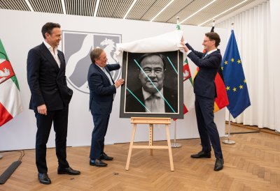 Ministerpräsident Wüst enthüllt Porträt von Ministerpräsident a.D. Armin Laschet