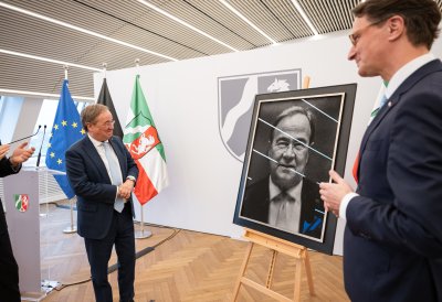 Ministerpräsident Wüst enthüllt Porträt von Ministerpräsident a.D. Armin Laschet