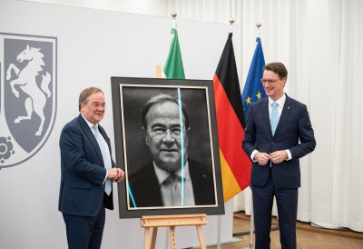 Ministerpräsident Wüst enthüllt Porträt von Ministerpräsident a.D. Armin Laschet
