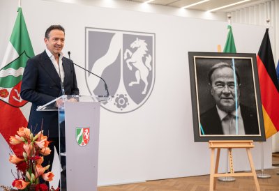 Ministerpräsident Wüst enthüllt Porträt von Ministerpräsident a.D. Armin Laschet