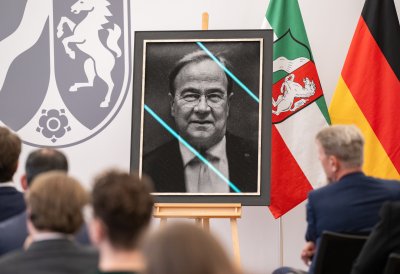 Ministerpräsident Wüst enthüllt Porträt von Ministerpräsident a.D. Armin Laschet