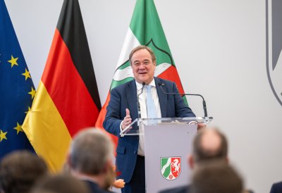 Ministerpräsident Wüst enthüllt Porträt von Ministerpräsident a.D. Armin Laschet
