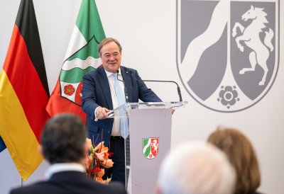 Ministerpräsident Wüst enthüllt Porträt von Ministerpräsident a.D. Armin Laschet