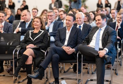 Ministerpräsident Wüst enthüllt Porträt von Ministerpräsident a.D. Armin Laschet