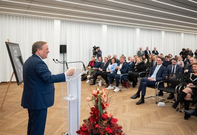 Ministerpräsident Wüst enthüllt Porträt von Ministerpräsident a.D. Armin Laschet