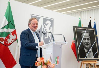 Ministerpräsident Wüst enthüllt Porträt von Ministerpräsident a.D. Armin Laschet