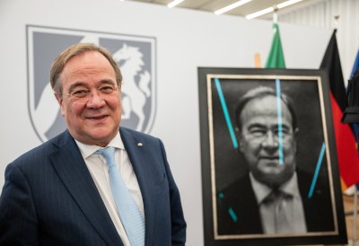 Ministerpräsident Wüst enthüllt Porträt von Ministerpräsident a.D. Armin Laschet