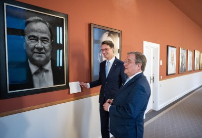 Ministerpräsident Wüst enthüllt Porträt von Ministerpräsident a.D. Armin Laschet