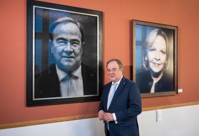 Ministerpräsident Wüst enthüllt Porträt von Ministerpräsident a.D. Armin Laschet