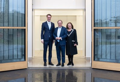 Ministerpräsident Wüst enthüllt Porträt von Ministerpräsident a.D. Armin Laschet