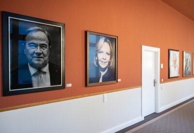 Ministerpräsident Wüst enthüllt Porträt von Ministerpräsident a.D. Armin Laschet