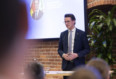 Ministerpräsident hält Rede zu Künstlicher Intelligenz vor Branchenspezialisten bei AI-Symposium