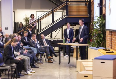 Ministerpräsident hält Rede zu Künstlicher Intelligenz vor Branchenspezialisten bei AI-Symposium