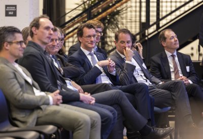 Ministerpräsident hält Rede zu Künstlicher Intelligenz vor Branchenspezialisten bei AI-Symposium