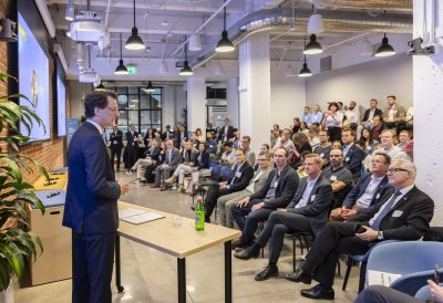 Ministerpräsident hält Rede zu Künstlicher Intelligenz vor Branchenspezialisten bei AI-Symposium