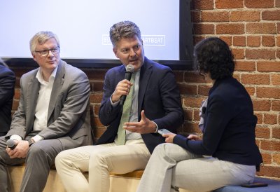 Ministerpräsident hält Rede zu Künstlicher Intelligenz vor Branchenspezialisten bei AI-Symposium