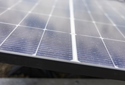 Weiterer Schritt zu nachhaltiger Verwaltung: Ministerpräsident Wüst nimmt Photovoltaik-Anlage auf Dach der Staatskanzlei in Betrieb