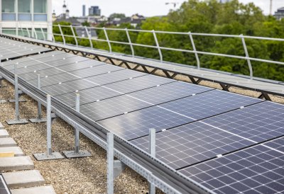 Weiterer Schritt zu nachhaltiger Verwaltung: Ministerpräsident Wüst nimmt Photovoltaik-Anlage auf Dach der Staatskanzlei in Betrieb