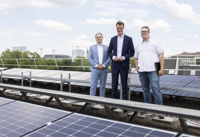 Weiterer Schritt zu nachhaltiger Verwaltung: Ministerpräsident Wüst nimmt Photovoltaik-Anlage auf Dach der Staatskanzlei in Betrieb