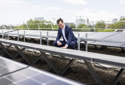 Weiterer Schritt zu nachhaltiger Verwaltung: Ministerpräsident Wüst nimmt Photovoltaik-Anlage auf Dach der Staatskanzlei in Betrieb