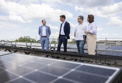 Weiterer Schritt zu nachhaltiger Verwaltung: Ministerpräsident Wüst nimmt Photovoltaik-Anlage auf Dach der Staatskanzlei in Betrieb