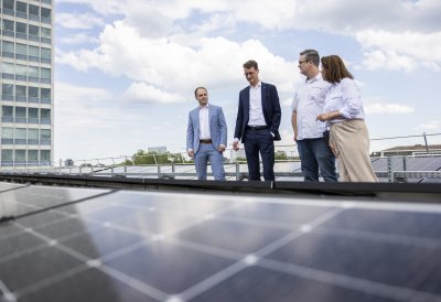 Weiterer Schritt zu nachhaltiger Verwaltung: Ministerpräsident Wüst nimmt Photovoltaik-Anlage auf Dach der Staatskanzlei in Betrieb