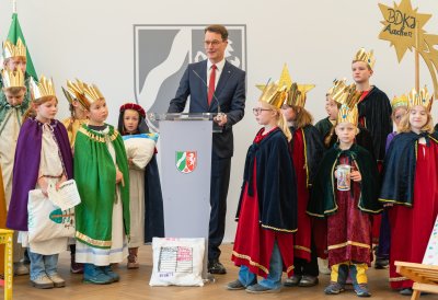 Ministerpräsident Hendrik Wüst empfängt Sternsinger zum traditionellen Dreikönigssingen
