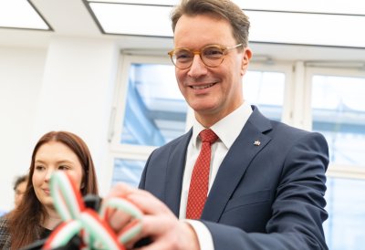 Ministerpräsident Hendrik Wüst empfängt Sternsinger zum traditionellen Dreikönigssingen
