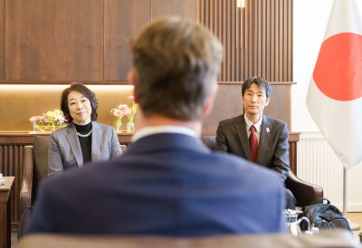 Ministerpräsident Wüst im Gespräch mit der Botschafterin von Japan in Deutschland bei ihrem Antrittsbesuch