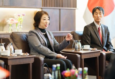 Ministerpräsident Wüst im Gespräch mit der Botschafterin von Japan in Deutschland bei ihrem Antrittsbesuch