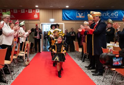 Ministerpräsident Hendrik Wüst verleiht den Karnevalsorden der Landesregierung an Kindertollitäten aus Nordrhein-Westfalen