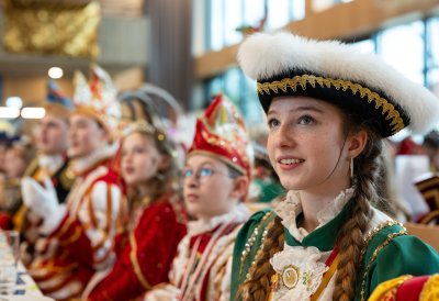 Ministerpräsident Hendrik Wüst verleiht den Karnevalsorden der Landesregierung an Kindertollitäten aus Nordrhein-Westfalen