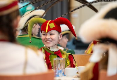 Ministerpräsident Hendrik Wüst verleiht den Karnevalsorden der Landesregierung an Kindertollitäten aus Nordrhein-Westfalen