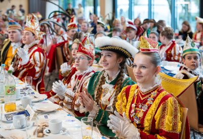 Ministerpräsident Hendrik Wüst verleiht den Karnevalsorden der Landesregierung an Kindertollitäten aus Nordrhein-Westfalen