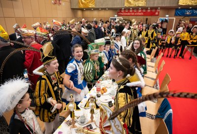 Ministerpräsident Hendrik Wüst verleiht den Karnevalsorden der Landesregierung an Kindertollitäten aus Nordrhein-Westfalen