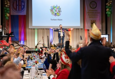 Ministerpräsident Hendrik Wüst verleiht den Karnevalsorden der Landesregierung an Kindertollitäten aus Nordrhein-Westfalen