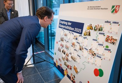 Ministerpräsident Hendrik Wüst verleiht den Karnevalsorden der Landesregierung an Kindertollitäten aus Nordrhein-Westfalen