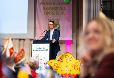 Ministerpräsident Hendrik Wüst verleiht den Karnevalsorden der Landesregierung an Kindertollitäten aus Nordrhein-Westfalen