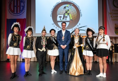 Ministerpräsident Hendrik Wüst verleiht den Karnevalsorden der Landesregierung an Kindertollitäten aus Nordrhein-Westfalen