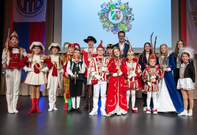 Ministerpräsident Hendrik Wüst verleiht den Karnevalsorden der Landesregierung an Kindertollitäten aus Nordrhein-Westfalen
