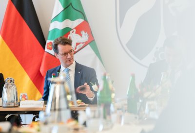 Ministerpräsident Hendrik im Gespräch mit den Vertretern und Vertreterinnen der  nordrhein-westfälischen Industrie